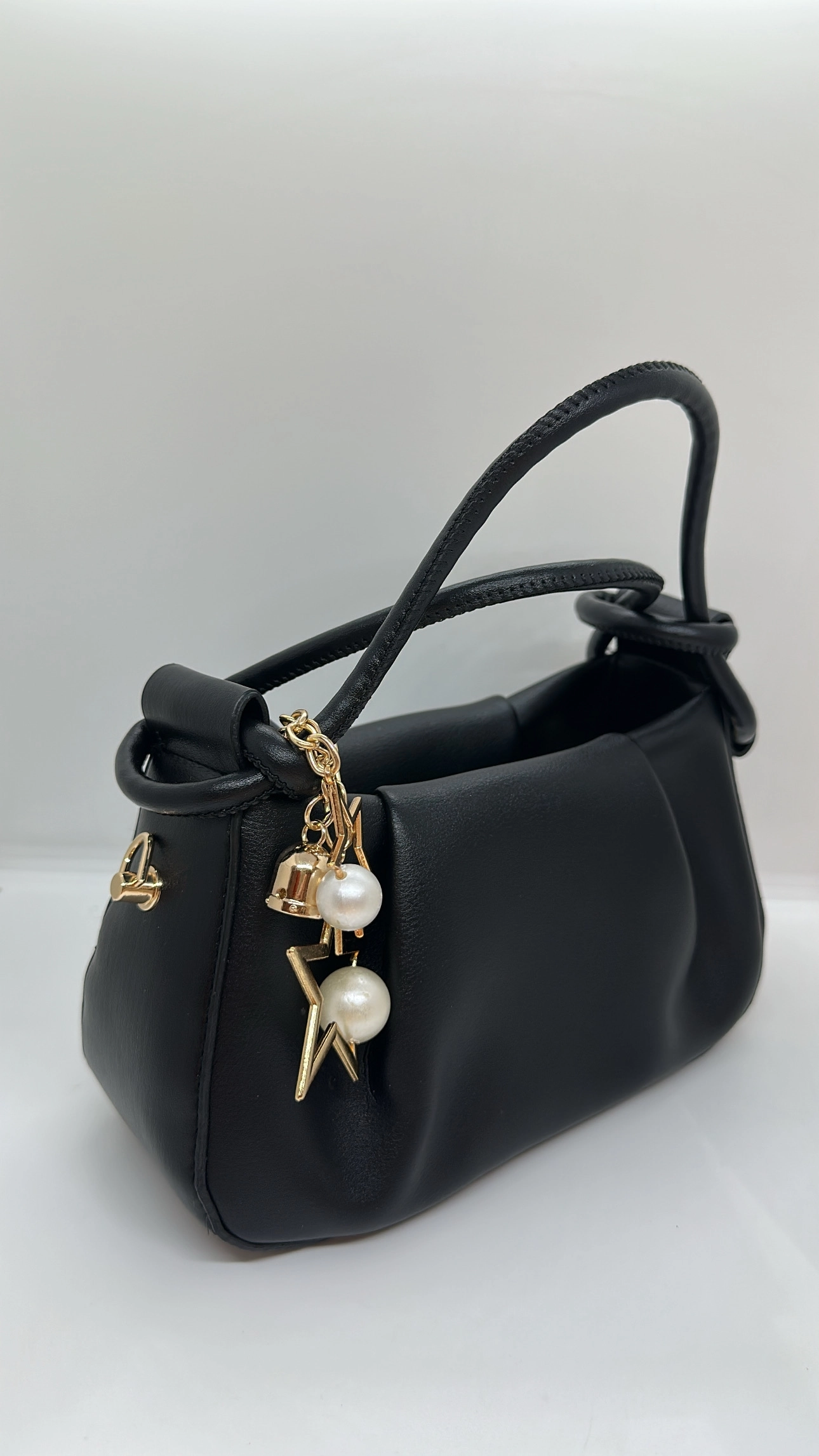 Siyah Charm Detaylı Deri Çanta