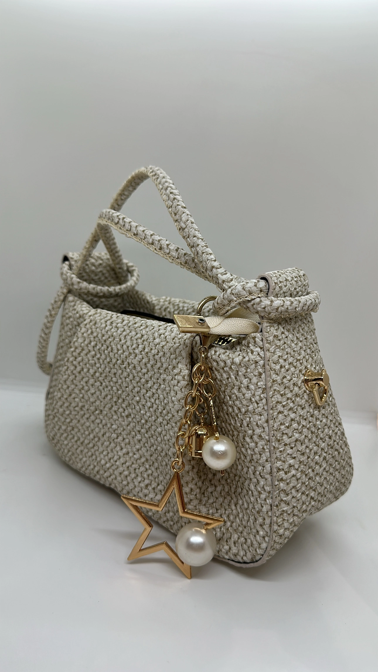 Krem Hasır Charm Detaylı Çanta