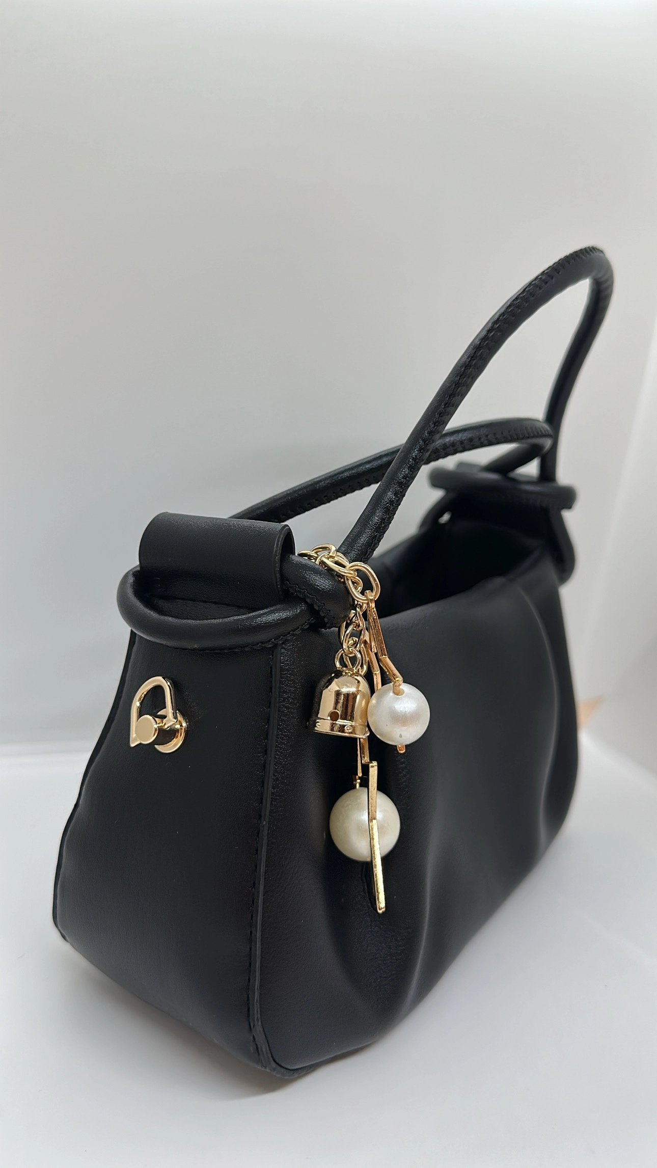 Siyah Charm Detaylı Deri Çanta