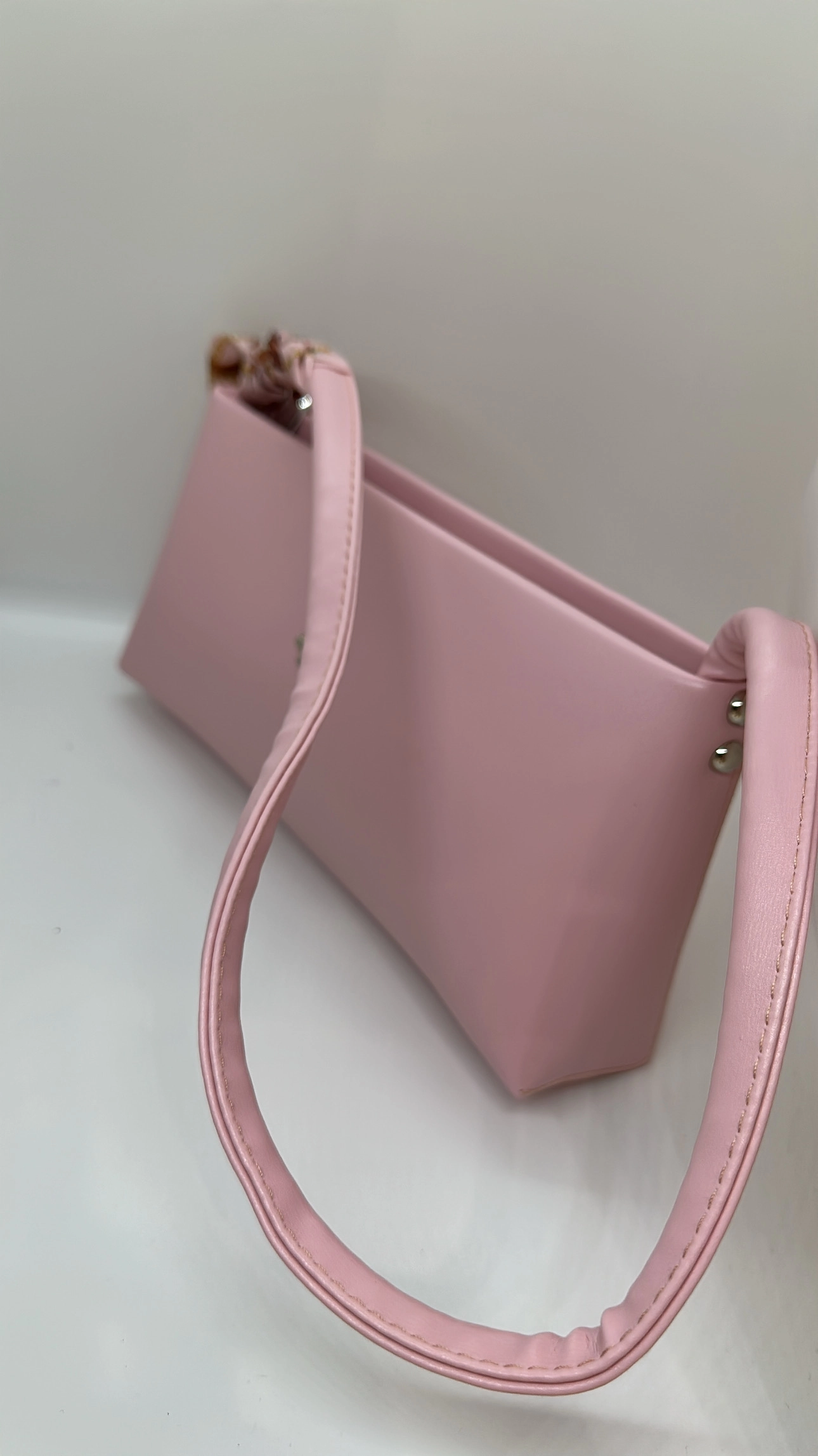 Pembe Fularlı Baget Çanta