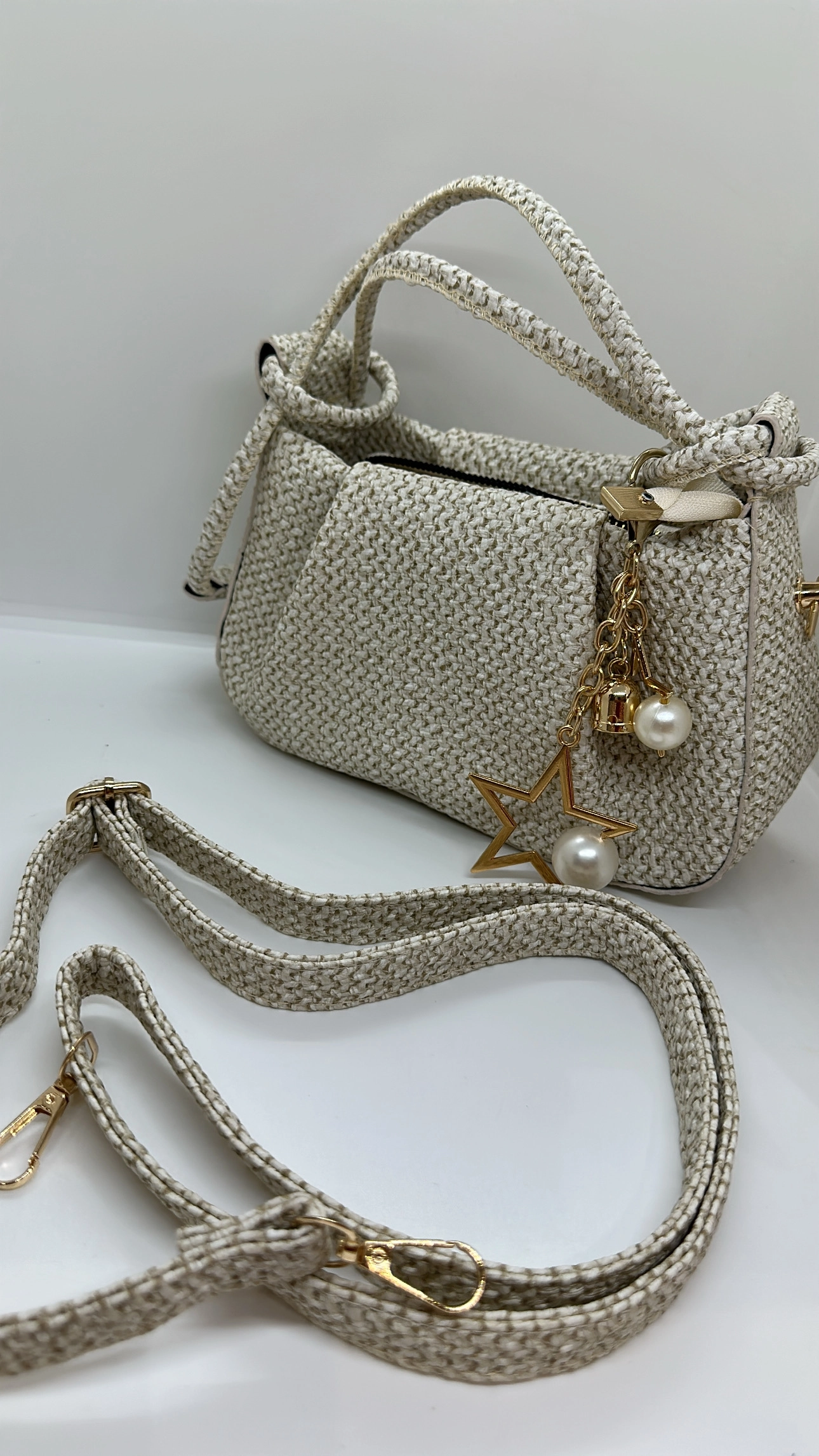 Krem Hasır Charm Detaylı Çanta