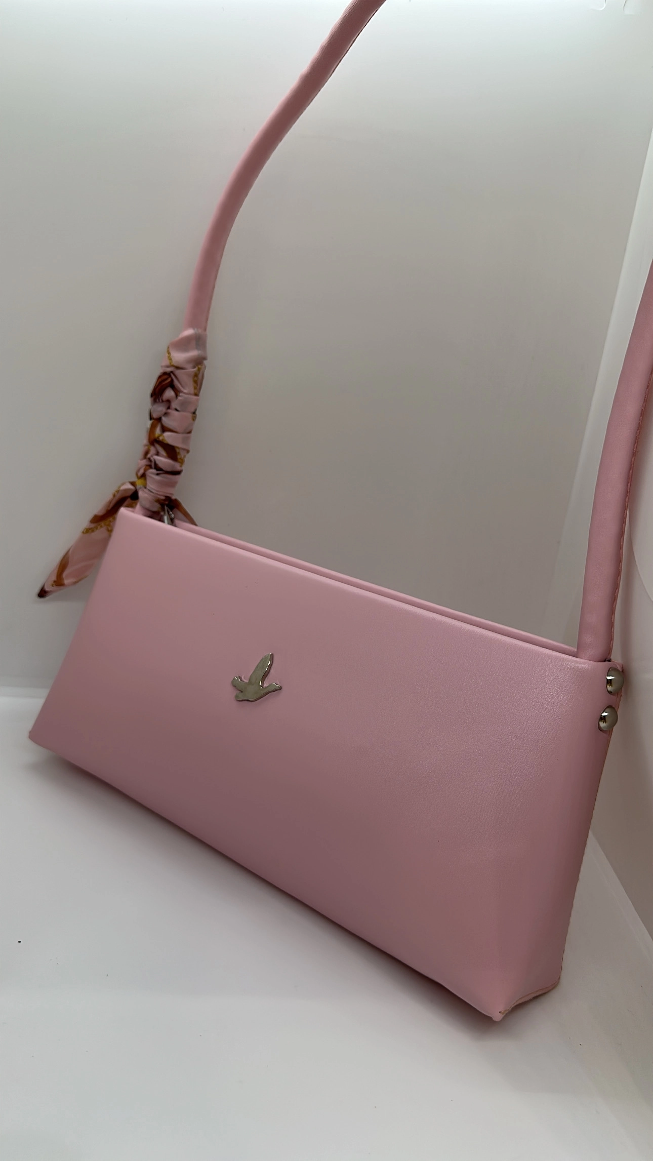 Pembe Fularlı Baget Çanta