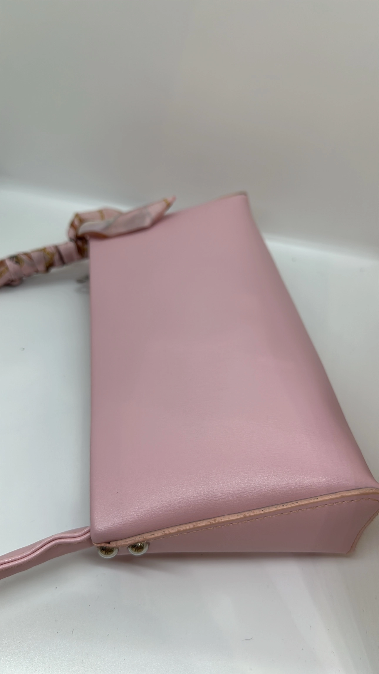 Pembe Fularlı Baget Çanta