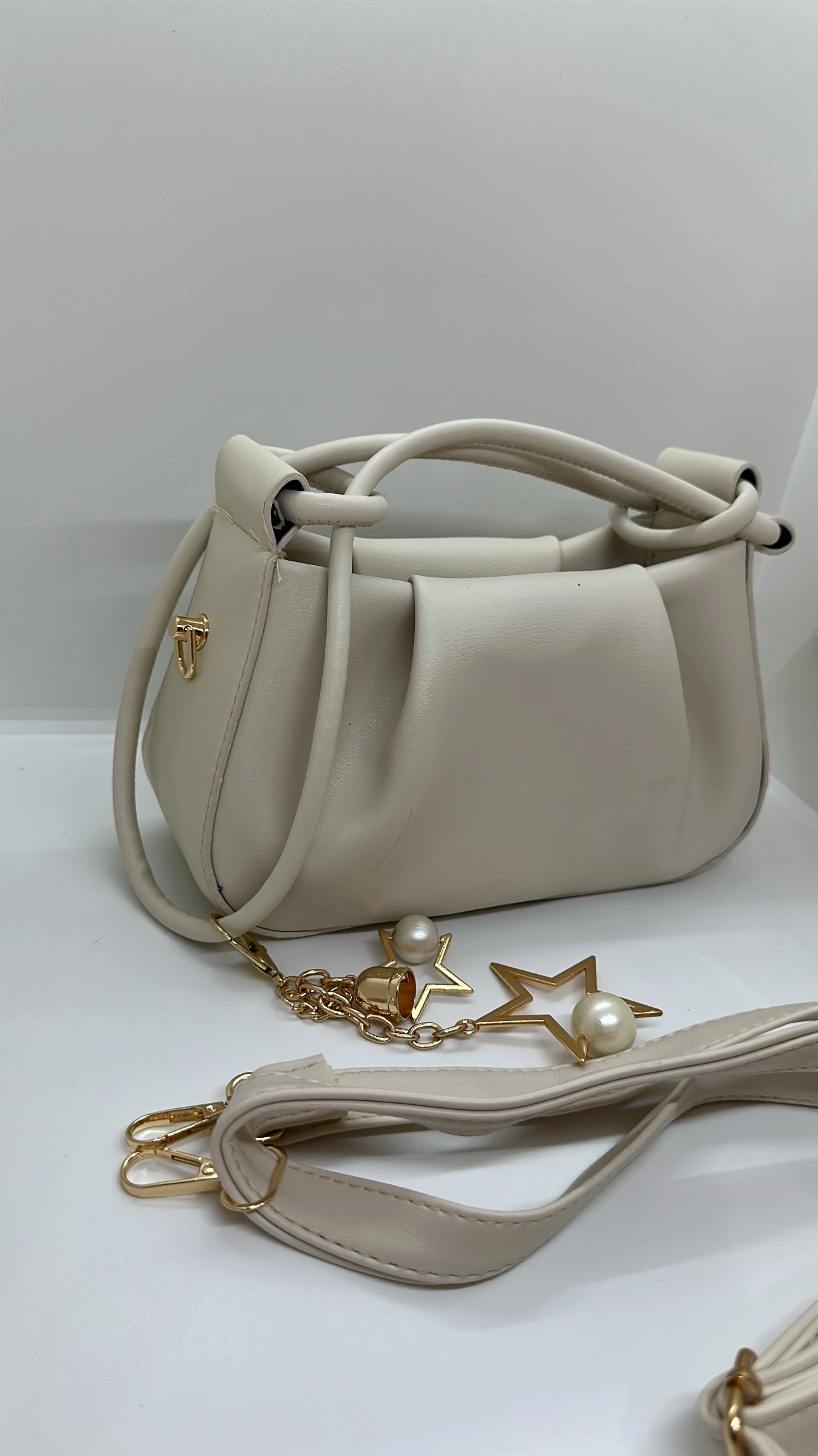 Krem Charm Detaylı Deri Çanta