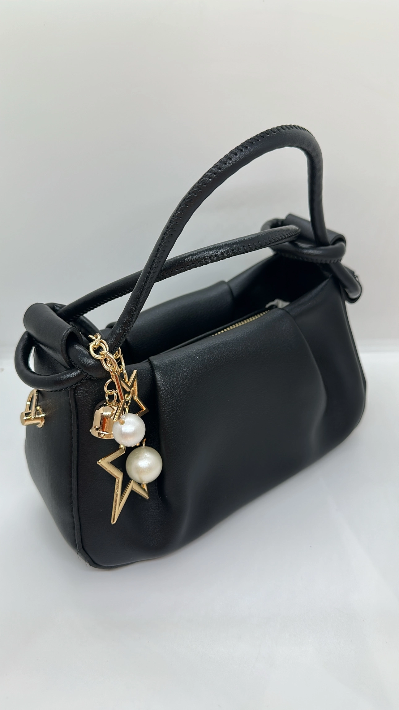 Siyah Charm Detaylı Deri Çanta