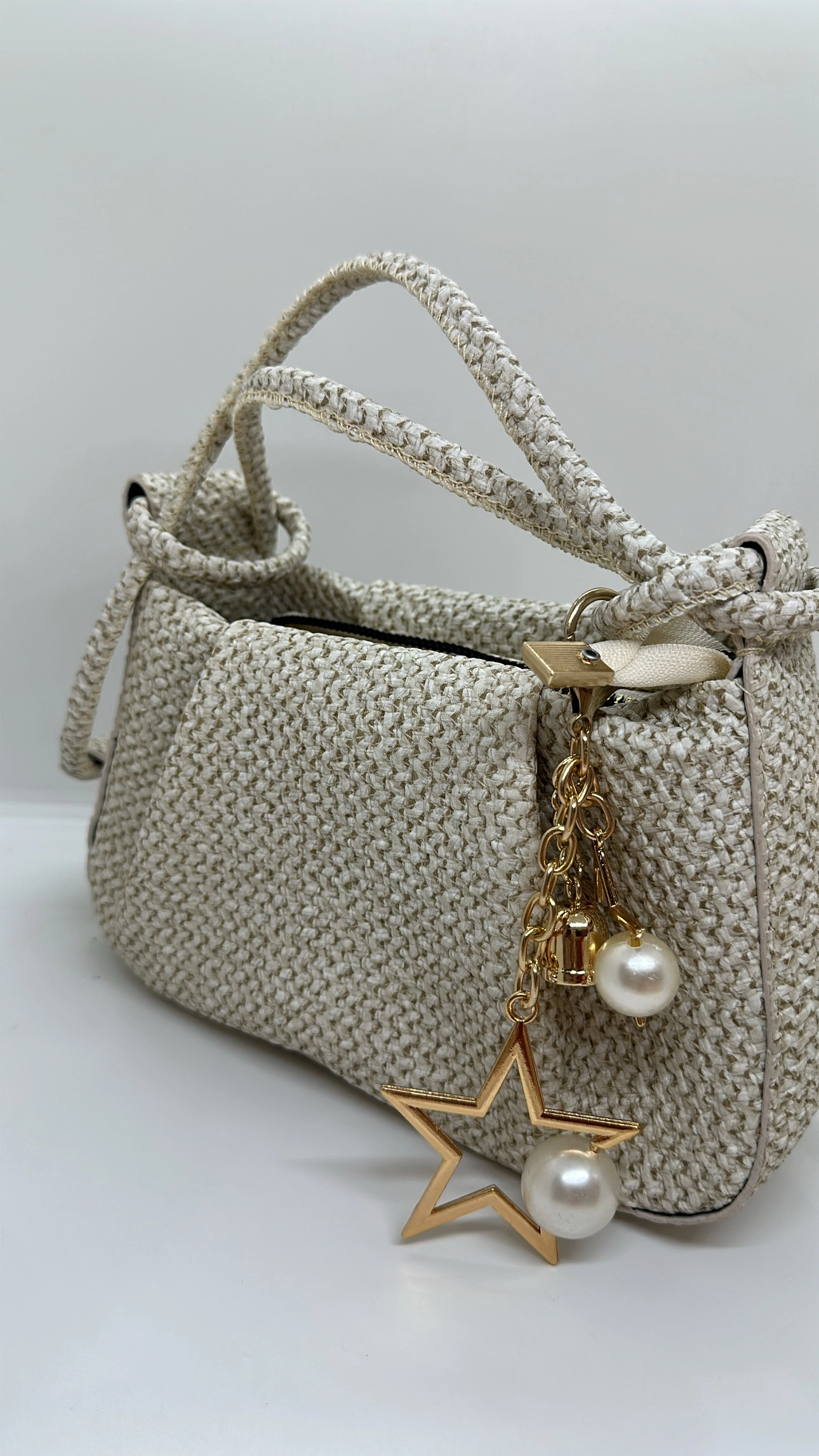 Krem Hasır Charm Detaylı Çanta