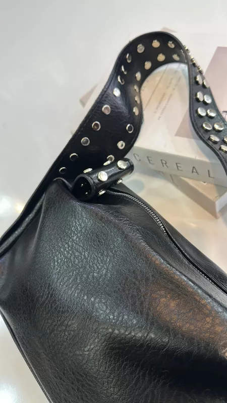 Siyah Metal Detaylı Çanta