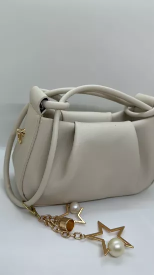 Krem Charm Detaylı Deri Çanta