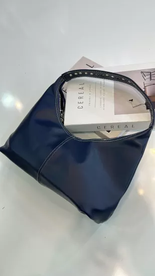 Lacivert Metal Detaylı Orta Boy Çanta