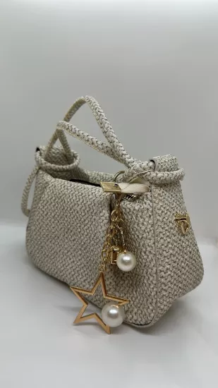 Krem Hasır Charm Detaylı Çanta