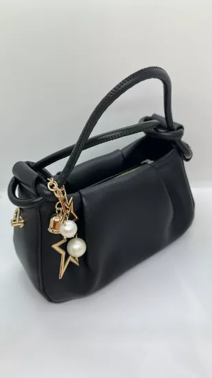 Siyah Charm Detaylı Deri Çanta