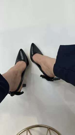 Siyah Rugan Fiyonklu Topuklu Ayakkabı