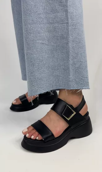 Siyah Tokalı Sandalet