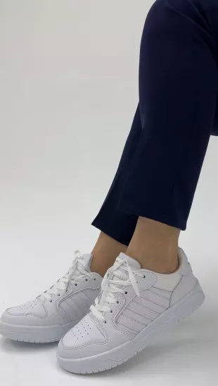 Beyaz Şeritli Spor Ayakkabı
